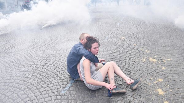 Молодые люди во время беспорядков на Елисейских полях в Париже Молодые люди во время беспорядков на Елисейских полях в Париже