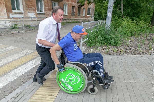 Глава города Нижний Тагил Владислав Пинаев оценил доступность городских объектов для маломобильных групп населения Глава города Нижний Тагил Владислав Пинаев оценил доступность городских объектов для маломобильных групп населения