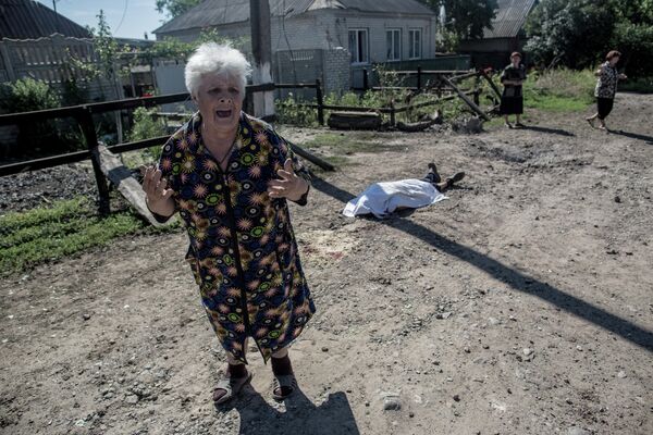 Последствия артобстрела Славянска украинскими военными. Последствия артобстрела Славянска украинскими военными.