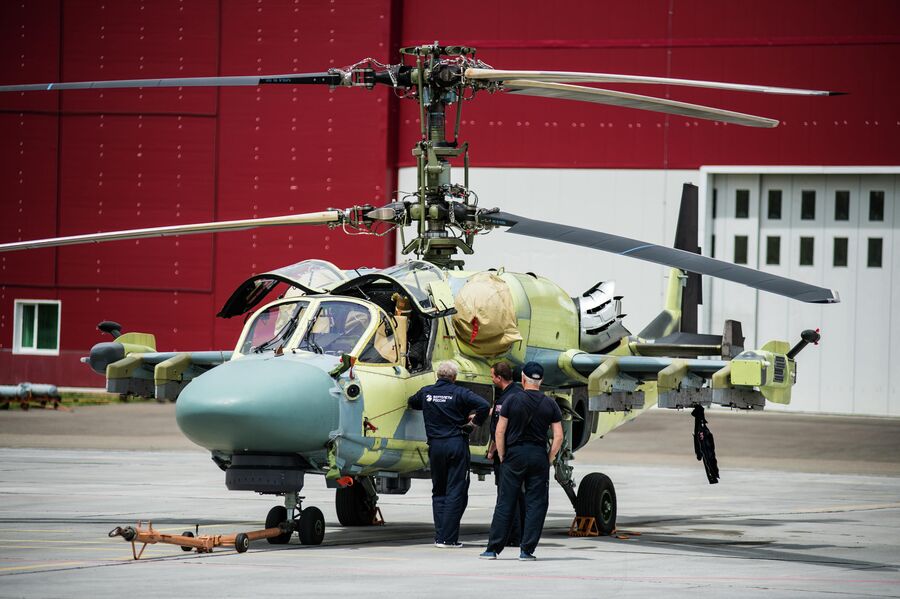 Ударно-разведывательный вертолет Ка-52 на подготовке к летным испытаниям