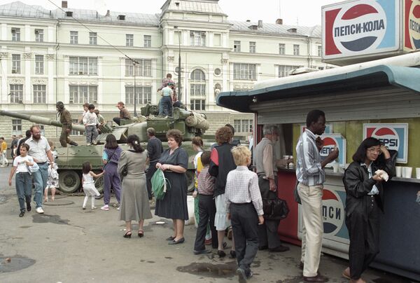 Танк, стоящий на одной из улиц Москвы во время августовского путча 1991 года Танк, стоящий на одной из улиц Москвы во время августовского путча 1991 года
