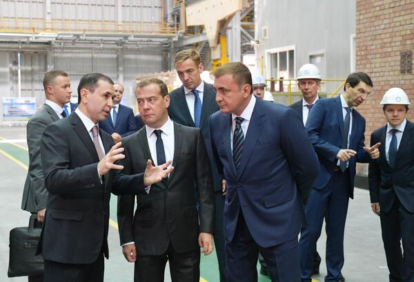 Председатель правительства РФ Дмитрий Медведев во время посещения металлургического завода Тула-Сталь