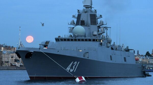 Фрегат Адмирал флота Касатонов на фоне Английской набережной, в акватории Невы, где фрегат находится для участия в репетициях главного военно-морского парада на день ВМФ Фрегат Адмирал флота Касатонов на фоне Английской набережной, в акватории Невы, где фрегат находится для участия в репетициях главного военно-морского парада на день ВМФ