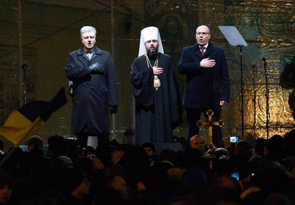 Президент Украины Петр Порошенко, епископ так называемой Православной церкви Украины Епифаний, председатель Верховной рады Украины Андрей Парубий на объединительном соборе на Софийской площади в Киеве Президент Украины Петр Порошенко, епископ так называемой Православной церкви Украины Епифаний, председатель Верховной рады Украины Андрей Парубий на объединительном соборе на Софийской площади в Киеве