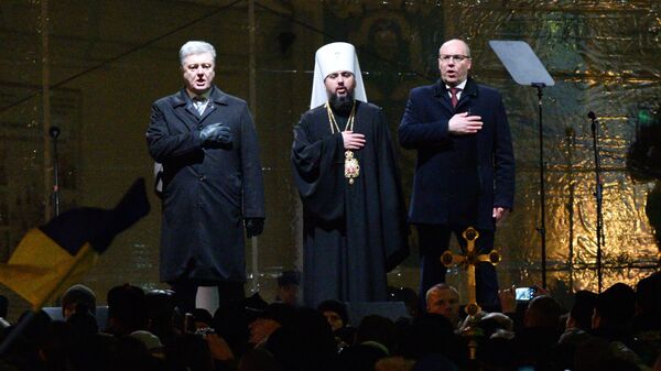 Президент Украины Петр Порошенко, епископ так называемой Православной церкви Украины Епифаний, председатель Верховной рады Украины Андрей Парубий на объединительном соборе на Софийской площади в Киеве Президент Украины Петр Порошенко, епископ так называемой Православной церкви Украины Епифаний, председатель Верховной рады Украины Андрей Парубий на объединительном соборе на Софийской площади в Киеве