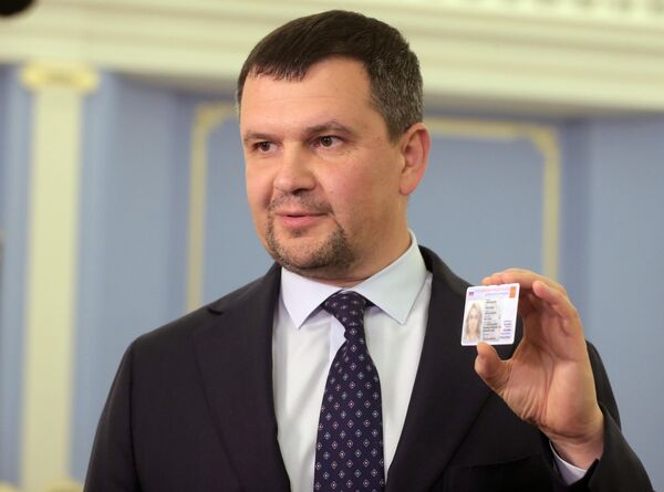 Заместитель председателя правительства РФ Максим Акимов демонстрирует образец электронного паспорта