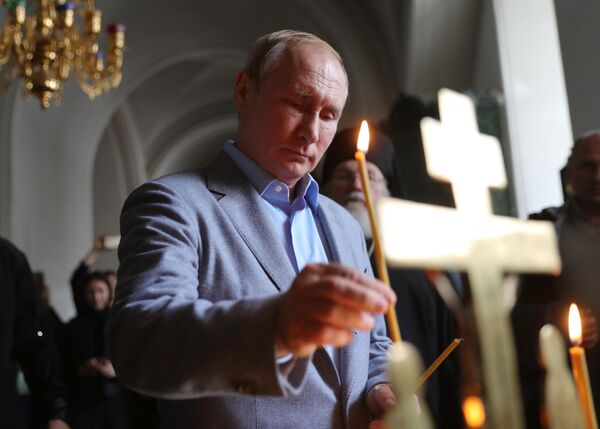 Президент РФ Владимир Путин во время посещения Спасо-Преображенского собора Валаамского ставропигиального мужского монастыря Президент РФ Владимир Путин во время посещения Спасо-Преображенского собора Валаамского ставропигиального мужского монастыря