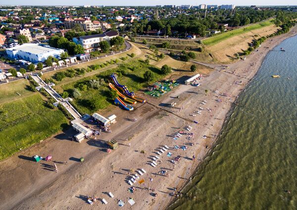 Курортный город Ейск и пляж на Ейской косе на Азовском море Курортный город Ейск и пляж на Ейской косе на Азовском море