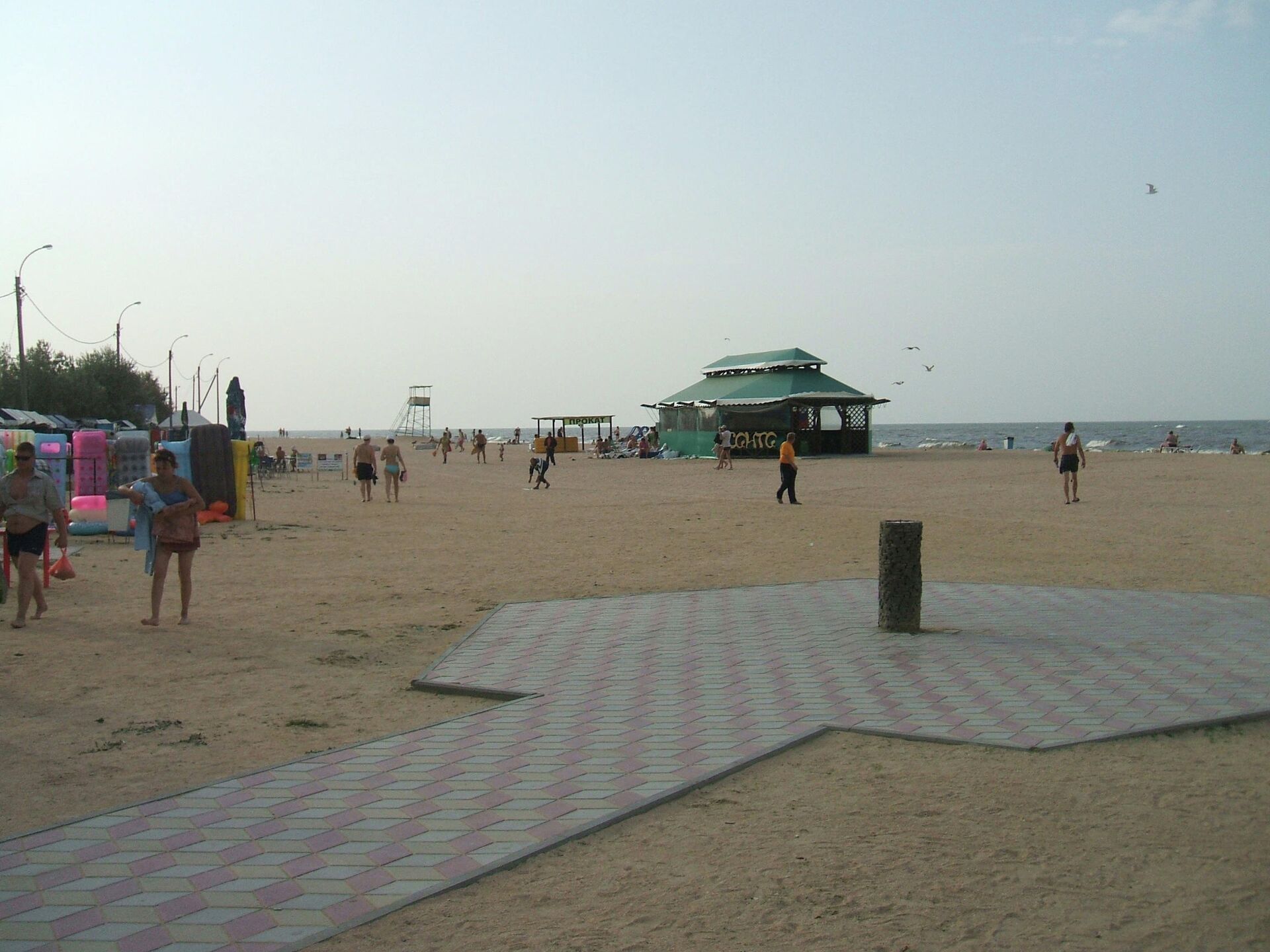 Центральный пляж Морской бриз в курортной станице Голубицкой Центральный пляж Морской бриз в курортной станице Голубицкой - РИА Новости, 1920, 15.07.2021