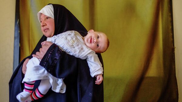 Женщина с ребенком - беженцы из Сирии - в одном из домов в городе Хальба на севере Ливана Женщина с ребенком - беженцы из Сирии - в одном из домов в городе Хальба на севере Ливана