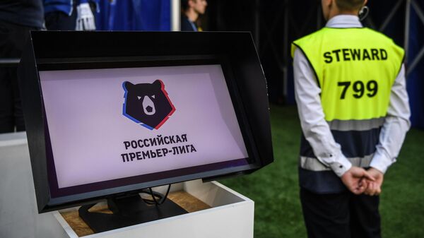 Монитор системы видеопомощи арбитрам (VAR) на матче Динамо - Рубин Монитор системы видеопомощи арбитрам (VAR) на матче Динамо - Рубин