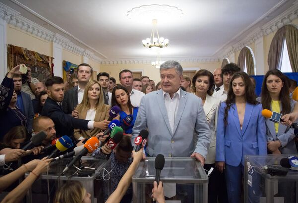 Экс-президент Украины Петр Порошенко общается с журналистами на избирательном участке в Киеве, после того как проголосовал на досрочных выборах в Верховную раду Украины Экс-президент Украины Петр Порошенко общается с журналистами на избирательном участке в Киеве, после того как проголосовал на досрочных выборах в Верховную раду Украины