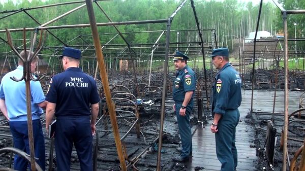 Сотрудники МЧС России на месте пожара в палаточном городке на территории горнолыжного комплекса Холдоми в Солнечном районе Хабаровского края