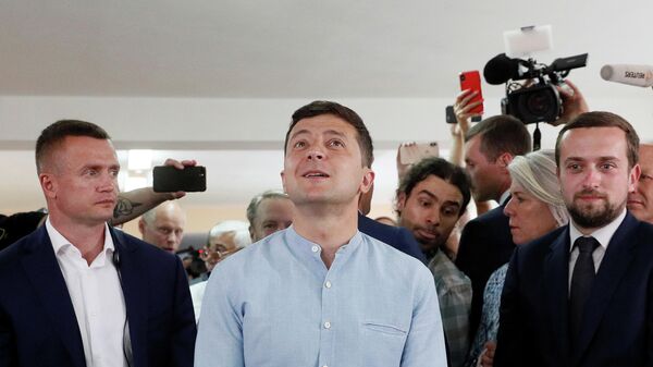 Президент Украины Владимир Зеленский на избирательном участке в Киеве в день досрочных выборов в Верховную раду Украины
Президент Украины Владимир Зеленский на избирательном участке в Киеве в день досрочных выборов в Верховную раду Украины