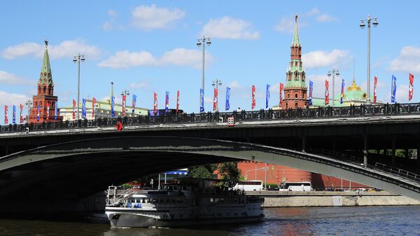 Вид на Большой Каменный мост с Софийской набережной в Москве