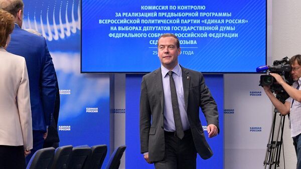 Дмитрий Медведев перед началом очередного заседания Комиссии по контролю за реализацией предвыборной программы Единой России на выборах депутатов Государственной думы седьмого созыва