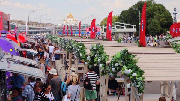 Посетители музыкально-гастрономического фестиваля Бургер фест в парке Горького в Москве Посетители музыкально-гастрономического фестиваля Бургер фест в парке Горького в Москве