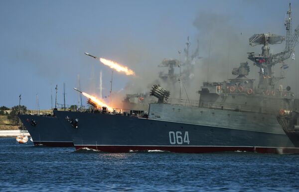 Стрельбы из реактивных бомбометов РБУ-6000 Смерч-2 с палуб кораблей в честь Дня ВМФ в Севастополе Стрельбы из реактивных бомбометов РБУ-6000 Смерч-2 с палуб кораблей в честь Дня ВМФ в Севастополе