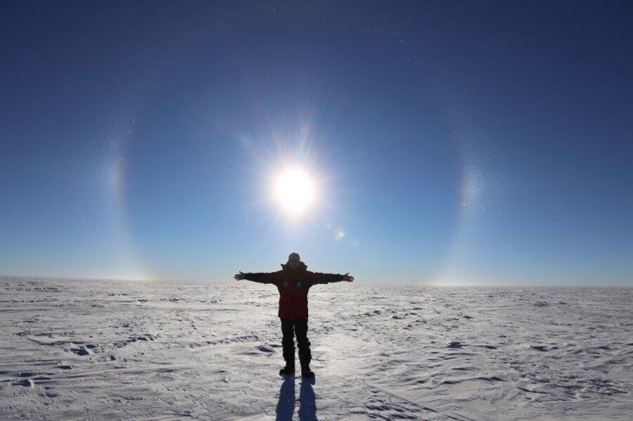 Антарктида, Валдис Пельш на фоне гало