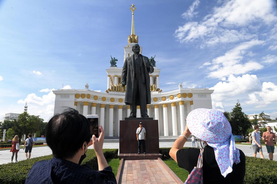 Люди фотографируются у памятника В.И. Ленину на ВДНХ в Москве Люди фотографируются у памятника В.И. Ленину на ВДНХ в Москве