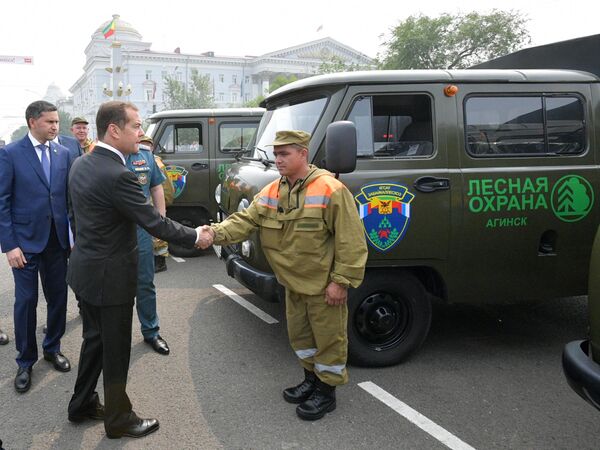 Председатель правительства РФ Дмитрий Медведев во время осмотра специализированной лесопожарной техники на площади Ленина в городе Чита. 1 августа 2019 Председатель правительства РФ Дмитрий Медведев во время осмотра специализированной лесопожарной техники на площади Ленина в городе Чита. 1 августа 2019