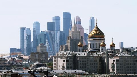 Небоскребы делового центра Москва-сити, здание Министерства иностранных дел РФ и храм Христа Спасителя Небоскребы делового центра Москва-сити, здание Министерства иностранных дел РФ и храм Христа Спасителя