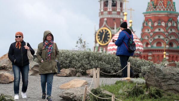 Жители Москвы, одетые в теплые осенние куртки, в парке Зарядье