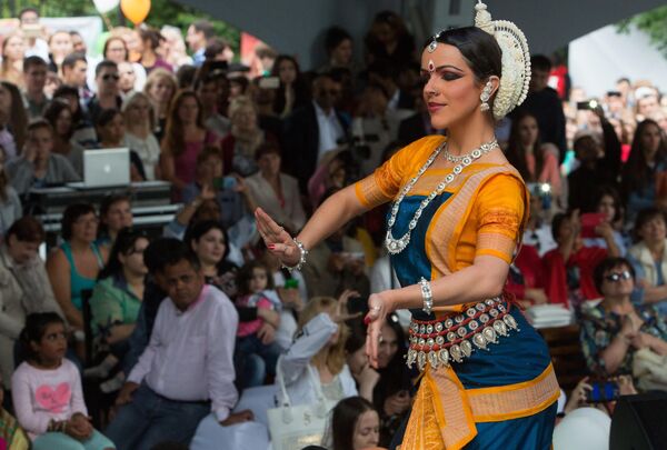Девушка на фестивале индийской культуры Indian culture Fest 2016, проходящем в парке культуры и отдыха Сокольники в Москве Девушка на фестивале индийской культуры Indian culture Fest 2016, проходящем в парке культуры и отдыха Сокольники в Москве