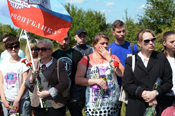 Участники траурной церемонии на месте гибели фотокорреспондента Международного информационного агентства Россия сегодня Андрея Стенина Участники траурной церемонии на месте гибели фотокорреспондента Международного информационного агентства Россия сегодня Андрея Стенина