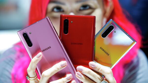 Смартфоны Samsung Galaxy Note 10 во время презентации в Бруклине, Нью-Йорк. 7 августа 2019 Смартфоны Samsung Galaxy Note 10 во время презентации в Бруклине, Нью-Йорк. 7 августа 2019