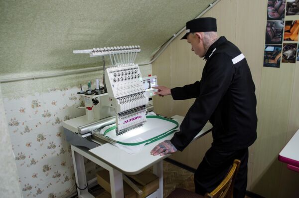 Заключенный демонстрирует возможности техники в швейном цехе Заключенный демонстрирует возможности техники в швейном цехе