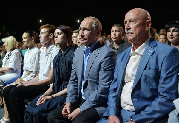 Президент РФ Владимир Путин во время посещения балета А. Хачатуряна Спартак в постановке Юрия Григоровича в рамках открытия III ежегодного Международного фестиваля оперы и балетаХерсонес Президент РФ Владимир Путин во время посещения балета А. Хачатуряна Спартак в постановке Юрия Григоровича в рамках открытия III ежегодного Международного фестиваля оперы и балетаХерсонес