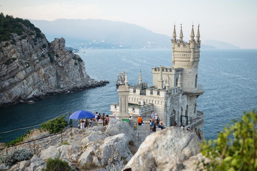 Замок Ласточкино гнездо на береговой скале в поселке Гаспра в Крыму Замок Ласточкино гнездо на береговой скале в поселке Гаспра в Крыму