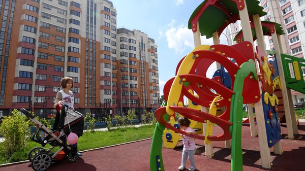 Детская площадка у многоэтажного жилого дома в ЮЗАО Детская площадка у многоэтажного жилого дома в ЮЗАО