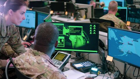 Сотрудники эскадрильи сетевых операций базы ВВС США Лекленд во время учений по отражению кибератак Сотрудники эскадрильи сетевых операций базы ВВС США Лекленд во время учений по отражению кибератак