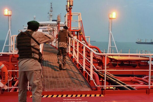 Иранские военнослужащие проверяют британский танкер Stena Impero, захваченный в Ормузском проливе Иранские военнослужащие проверяют британский танкер Stena Impero, захваченный в Ормузском проливе