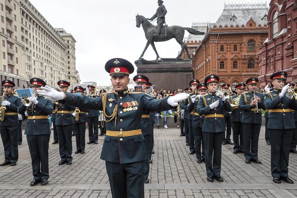 Начальник оркестра, майор Олег Тышук во время выступления Военного оркестра 154-го отдельного комендантского Преображенского полка на Манежной площади на закрытии фестиваля Военные оркестры в парках Начальник оркестра, майор Олег Тышук во время выступления Военного оркестра 154-го отдельного комендантского Преображенского полка на Манежной площади на закрытии фестиваля Военные оркестры в парках