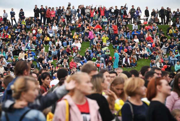 Посетители в Братеевском каскадном парке Москвы, где проходит международный фестиваль фейерверков Ростех Посетители в Братеевском каскадном парке Москвы, где проходит международный фестиваль фейерверков Ростех