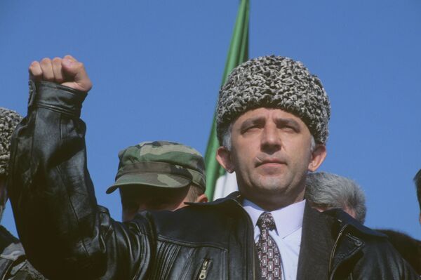 Премьер-министр коалиционного правительства Чечни и министр обороны Аслан Масхадов. 1996 год Премьер-министр коалиционного правительства Чечни и министр обороны Аслан Масхадов. 1996 год