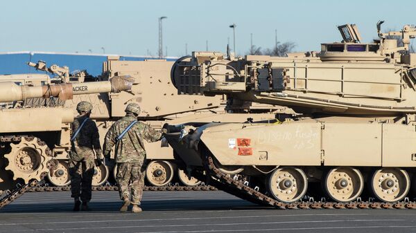 Разгрузка военной техники из США в немецком городе Бремерхафен Разгрузка военной техники из США в немецком городе Бремерхафен