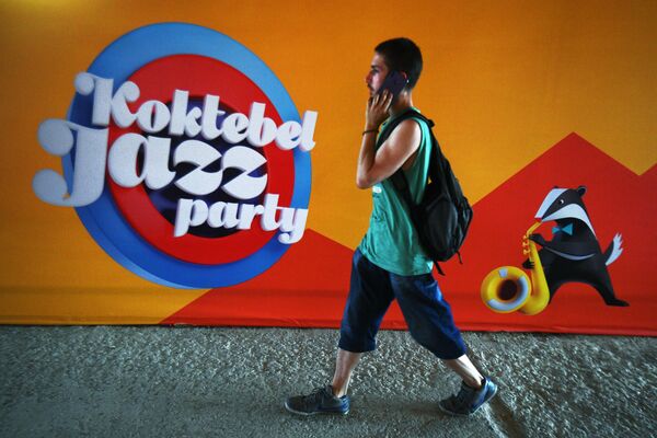 Баннер ежегодного международного джазового фестиваля Koktebel Jazz Party в Коктебеле Баннер ежегодного международного джазового фестиваля Koktebel Jazz Party в Коктебеле