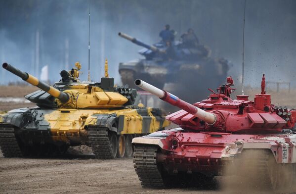 Танки Т-72Б3 команд армий России, Азербайджана и Казахстана на дистанции финальной эстафеты первого дивизиона конкурса Танковый биатлон V Армейских международных игр-2019 Танки Т-72Б3 команд армий России, Азербайджана и Казахстана на дистанции финальной эстафеты первого дивизиона конкурса Танковый биатлон V Армейских международных игр-2019