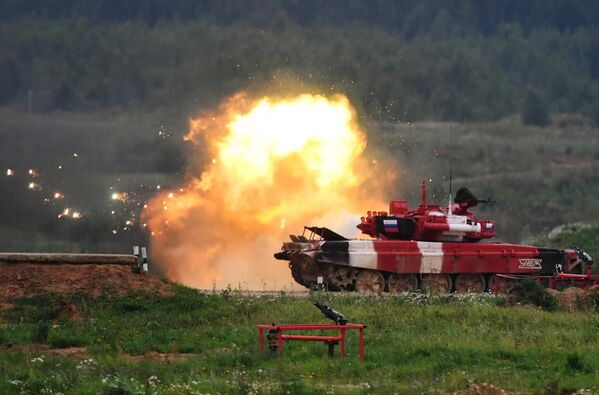 Танк Т-72Б3 команды армии России на дистанции финальной эстафеты первого дивизиона конкурса Танковый биатлон V Армейских международных игр-2019 Танк Т-72Б3 команды армии России на дистанции финальной эстафеты первого дивизиона конкурса Танковый биатлон V Армейских международных игр-2019
