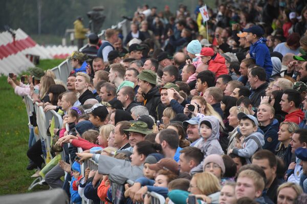 Зрители Танкового биатлона V Армейских международных игр-2019 в парке Патриот Зрители Танкового биатлона V Армейских международных игр-2019 в парке Патриот