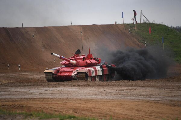 Танк Т-72Б3 команды армии России на дистанции финальной эстафеты первого дивизиона конкурса Танковый биатлон V Армейских международных игр-2019 Танк Т-72Б3 команды армии России на дистанции финальной эстафеты первого дивизиона конкурса Танковый биатлон V Армейских международных игр-2019