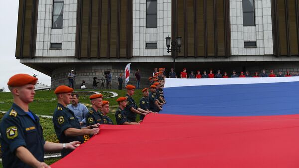 Флешмоб в честь Дня государственного флага России на площади Парка Победы на Поклонной горе Флешмоб в честь Дня государственного флага России на площади Парка Победы на Поклонной горе