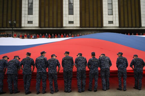 Участники флешмоба развернули государственный флаг Российской Федерации на площади Парка Победы на Поклонной горе в рамках празднования Дня государственного флага России Участники флешмоба развернули государственный флаг Российской Федерации на площади Парка Победы на Поклонной горе в рамках празднования Дня государственного флага России