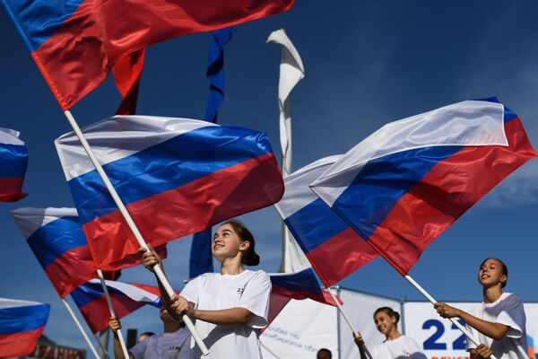 Участницы торжественного мероприятия, посвященного празднованию Дня государственного флага Российской Федерации, на площади Маркса в Новосибирске Участницы торжественного мероприятия, посвященного празднованию Дня государственного флага Российской Федерации, на площади Маркса в Новосибирске