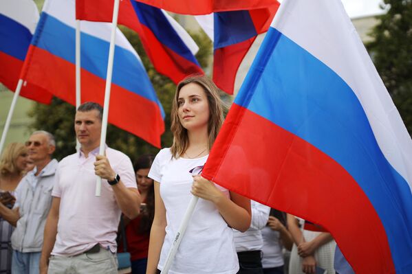 Участники празднования Дня государственного флага Российской Федерации в Краснодаре Участники празднования Дня государственного флага Российской Федерации в Краснодаре