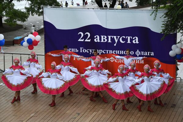 Выступление артистов на праздничном концерте, посвященном Дню государственного флага Российской Федерации, на набережной Спортивной гавани во Владивостоке Выступление артистов на праздничном концерте, посвященном Дню государственного флага Российской Федерации, на набережной Спортивной гавани во Владивостоке